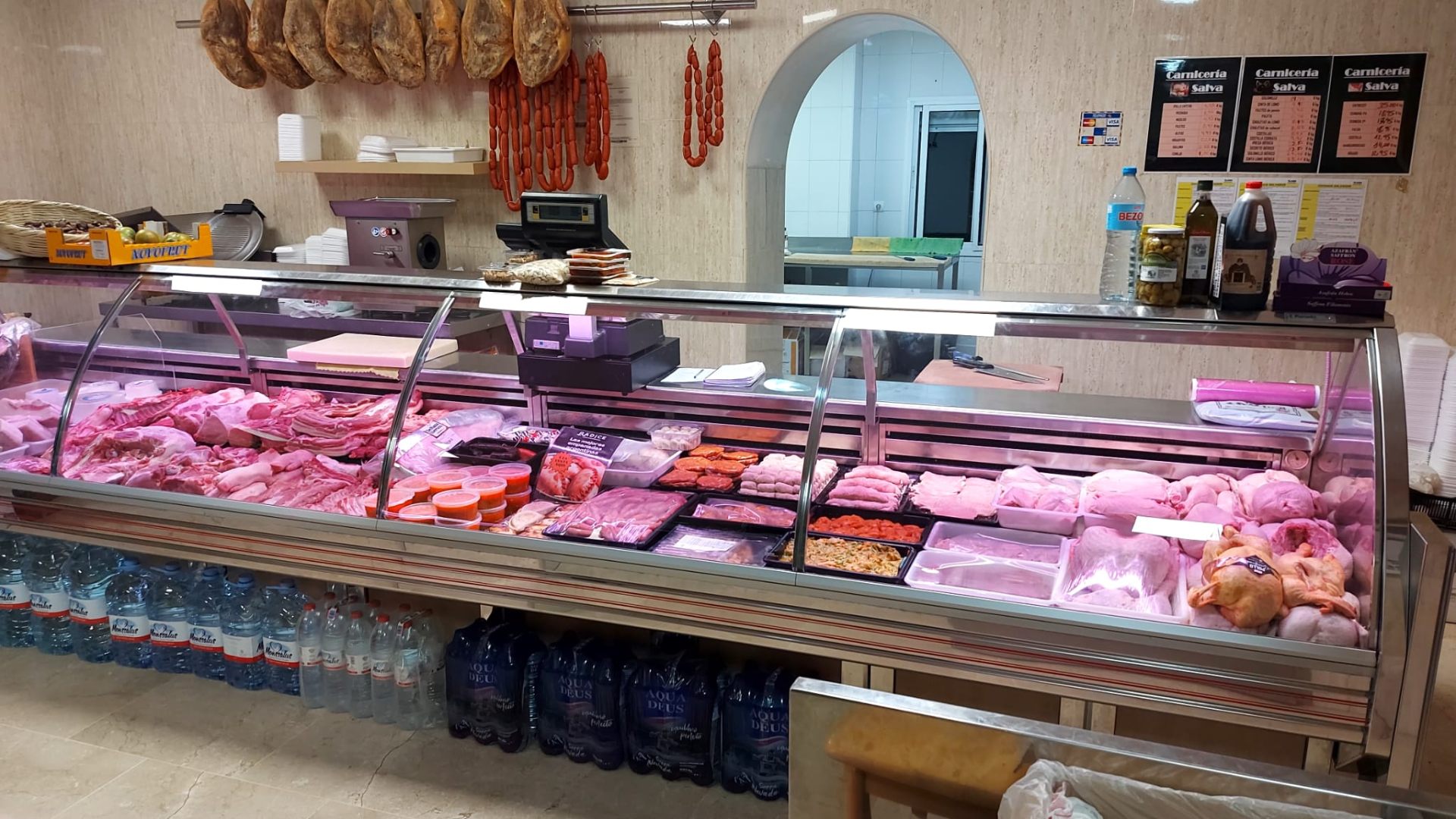 Mostrador de Carnicería Salva con jamones y embutidos